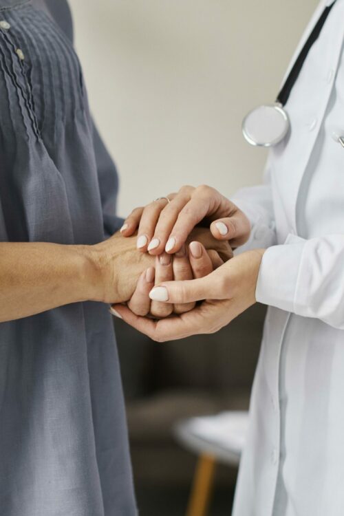 centro-recuperacion-covid-doctora-sosteniendo-manos-paciente-mayor centro-recuperacion-covid-doctora-sosteniendo-manos-paciente-mayor